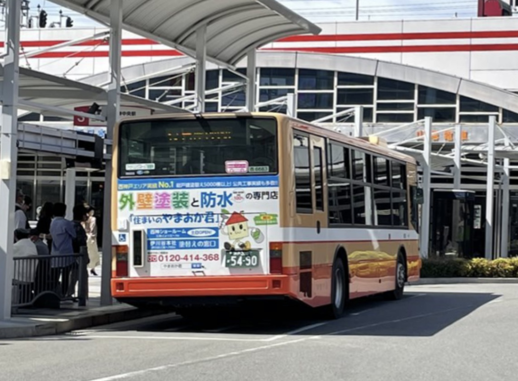 こんなところにやまおか君神姫バス明石駅